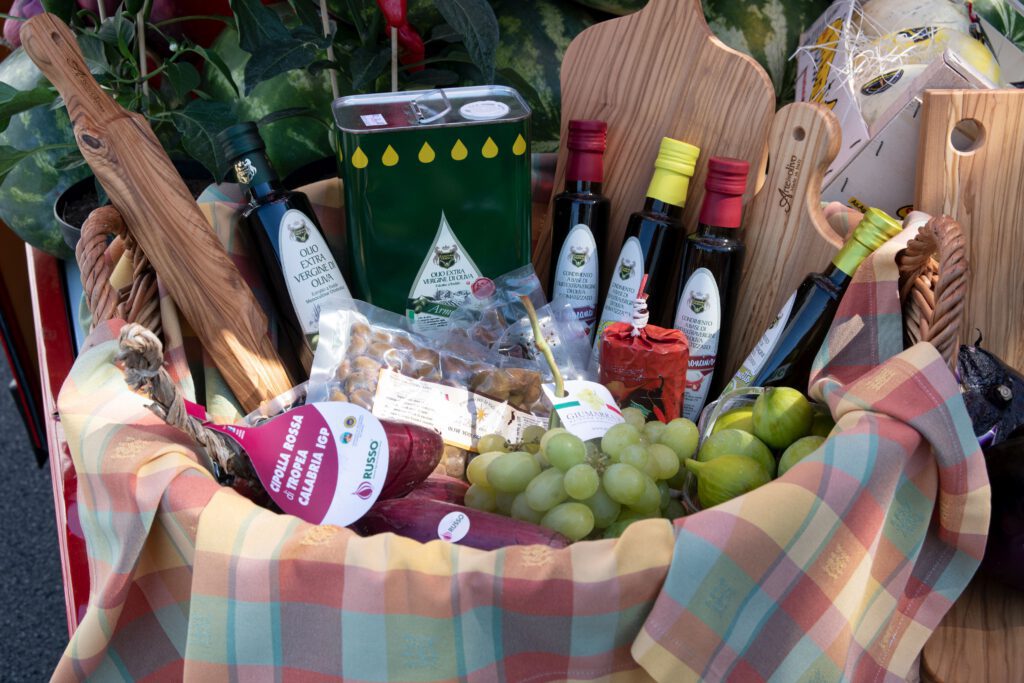 Cuore del Suds Produktauswahl - Olivenöle, Tropeazwiebeln, Trauben, Datteln, Melonen und vieles mehr